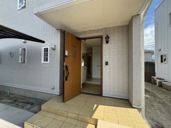 出雲市古志町、中古一戸建ての玄関画像です