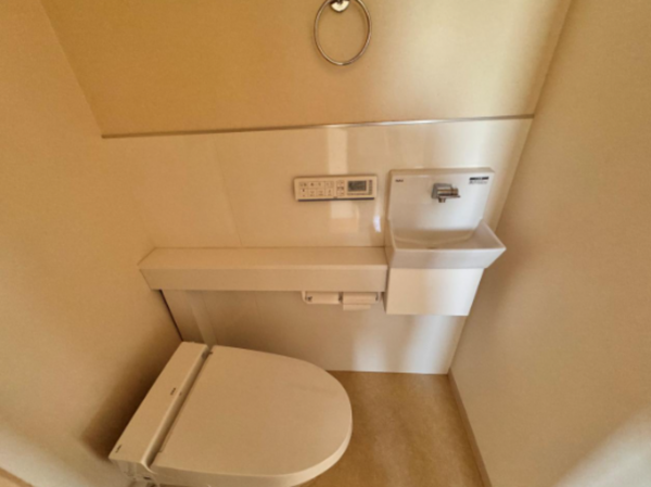 出雲市渡橋町、マンションのトイレ画像です