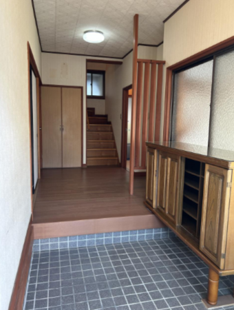 出雲市鹿園寺町、中古一戸建ての玄関画像です