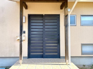 出雲市斐川町直江、中古一戸建ての玄関画像です