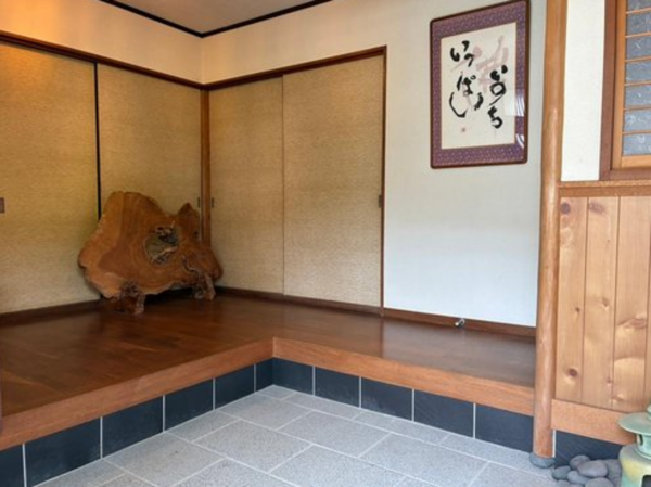 出雲市里方町、中古一戸建ての玄関画像です
