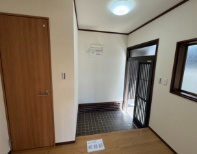 出雲市今市町、中古一戸建ての玄関画像です