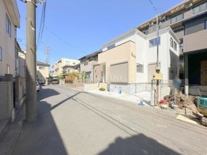 草加市吉町、新築一戸建ての前面道路を含む現地写真画像です