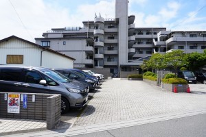 草加市西町、マンションの駐車場画像です