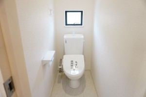 草加市金明町、新築一戸建てのトイレ画像です