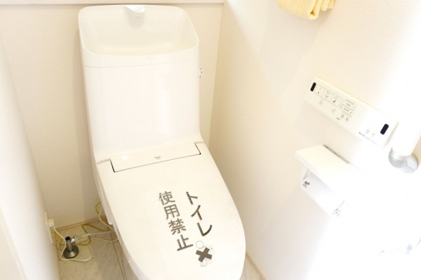 草加市金明町、新築一戸建てのトイレ画像です