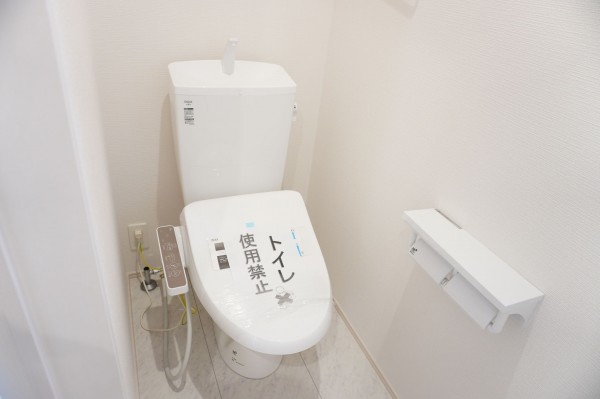 草加市金明町、新築一戸建てのトイレ画像です