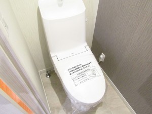 草加市氷川町、マンションのトイレ画像です