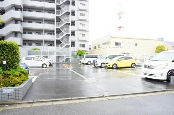 草加市八幡町、マンションの駐車場画像です