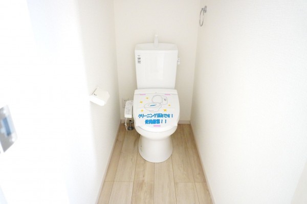 草加市中根、新築一戸建てのトイレ画像です