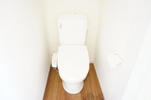 草加市八幡町、新築一戸建てのトイレ画像です