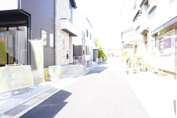 草加市八幡町、新築一戸建ての前面道路を含む現地写真画像です