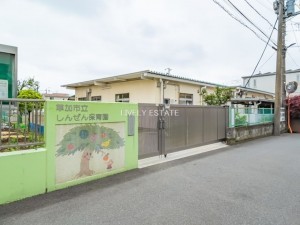 草加市新善町、マンションの幼稚園・保育園画像です