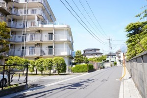 草加市弁天、マンションの前面道路を含む現地写真画像です