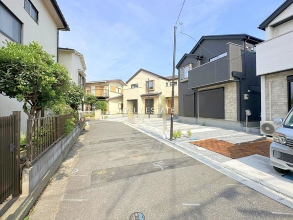 草加市青柳、新築一戸建ての前面道路を含む現地写真画像です