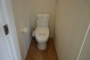 草加市青柳、新築一戸建てのトイレ画像です