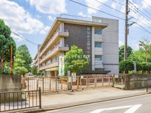 草加市長栄、新築一戸建ての小学校画像です