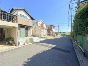 草加市長栄、新築一戸建ての前面道路を含む現地写真画像です