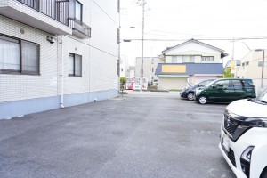 草加市八幡町、マンションの駐車場画像です