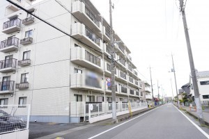 草加市八幡町、マンションの前面道路を含む現地写真画像です