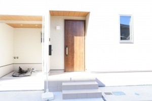 草加市氷川町、新築一戸建ての玄関画像です