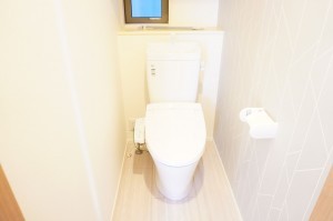 草加市氷川町、新築一戸建てのトイレ画像です
