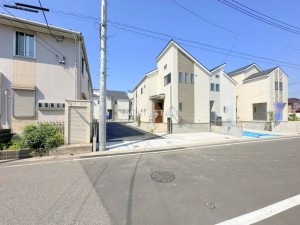 草加市清門、新築一戸建ての前面道路を含む現地写真画像です