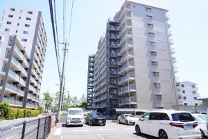 草加市栄町、マンションの駐車場画像です