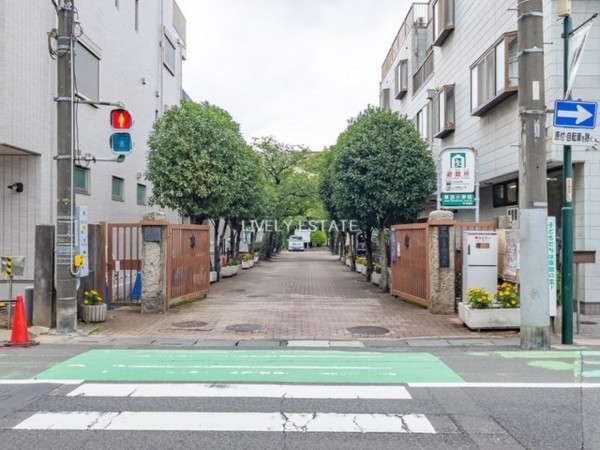 草加市栄町、マンションの小学校画像です