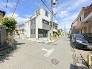 草加市谷塚町、新築一戸建ての前面道路を含む現地写真画像です