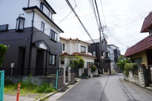 草加市北谷、中古一戸建ての前面道路を含む現地写真画像です