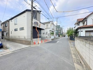 草加市瀬崎、新築一戸建ての前面道路を含む現地写真画像です