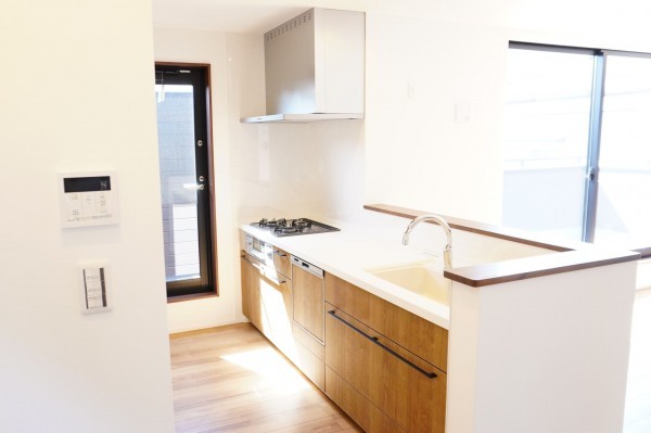草加市花栗、新築一戸建てのキッチン画像です