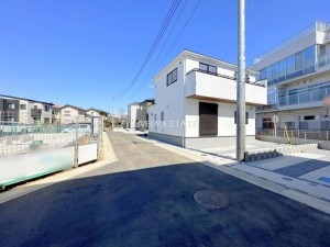 草加市遊馬町、新築一戸建ての前面道路を含む現地写真画像です