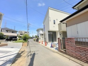 草加市柳島町、新築一戸建ての前面道路を含む現地写真画像です