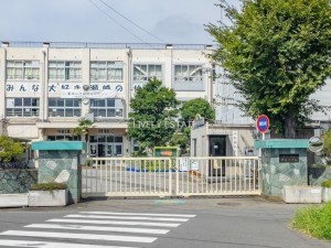 草加市瀬崎、マンションの小学校画像です