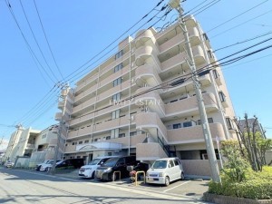 草加市稲荷、マンションの外観画像です