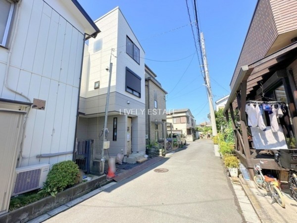 草加市花栗、新築一戸建ての前面道路を含む現地写真画像です