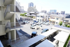 草加市栄町、マンションの駐車場画像です