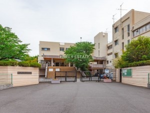 越谷市赤山町、新築一戸建ての中学校画像です