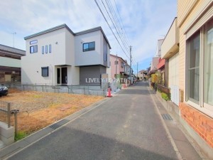 越谷市赤山町、新築一戸建ての前面道路を含む現地写真画像です