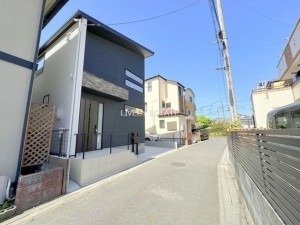 草加市谷塚町、新築一戸建ての前面道路を含む現地写真画像です