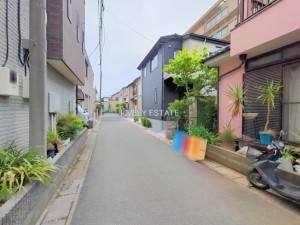 越谷市大字大里、新築一戸建ての前面道路を含む現地写真画像です