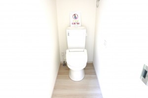 越谷市大字大泊、新築一戸建てのトイレ画像です