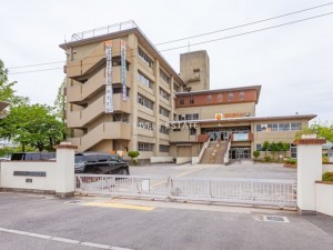 越谷市瓦曽根、新築一戸建ての中学校画像です