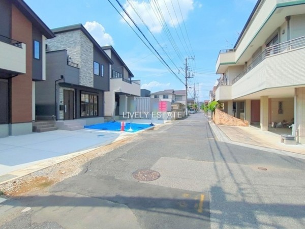 越谷市蒲生寿町、新築一戸建ての前面道路を含む現地写真画像です