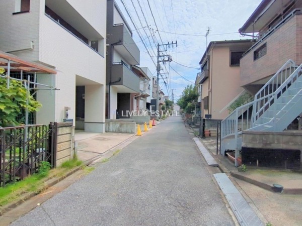 越谷市相模町、新築一戸建ての前面道路を含む現地写真画像です