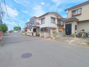 越谷市相模町、新築一戸建ての前面道路を含む現地写真画像です