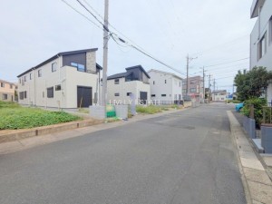 越谷市大字下間久里、新築一戸建ての前面道路を含む現地写真画像です