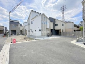 草加市吉町、新築一戸建ての前面道路を含む現地写真画像です